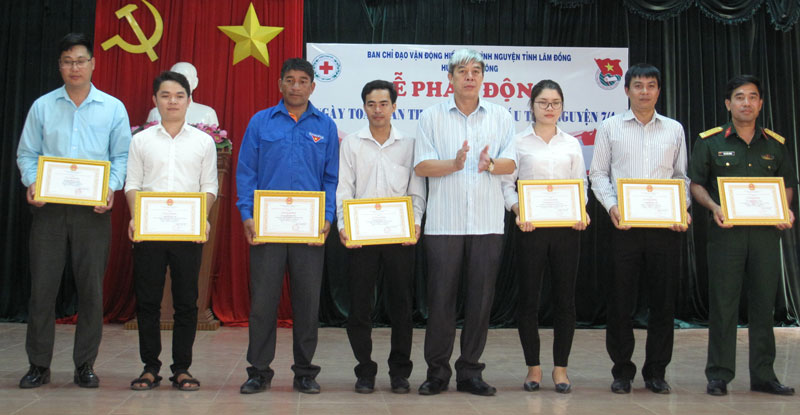 Đồng chí Trần Minh Thức - Bí thư Huyện Ủy Đam Rông trao Giấy khen của BCĐ Vận động HMTN tỉnh cho các cá nhân của huyện có thành tích xuất sắc trong phong trào HMTN