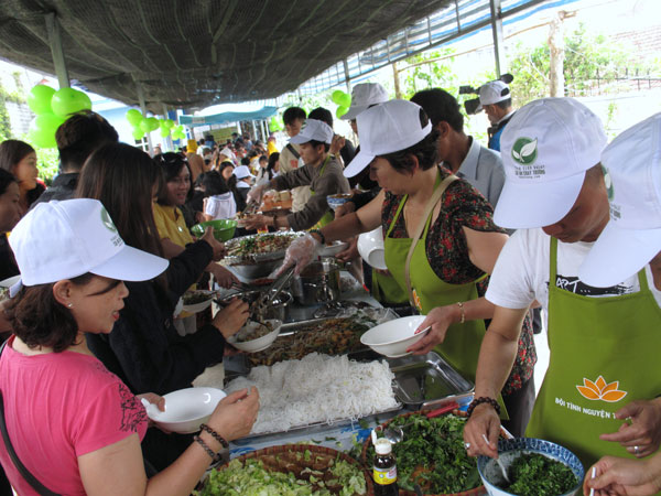 Nhóm thiện nguyện phục vụ bữa chay miễn phí tại Đà Lạt