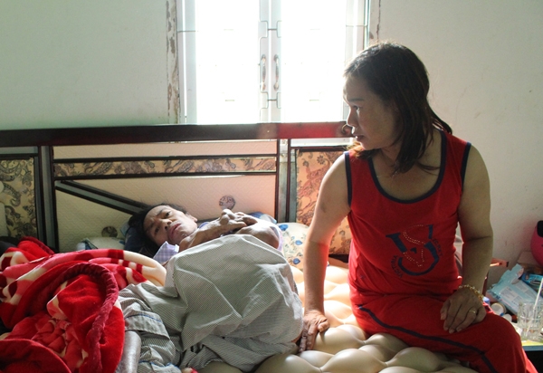Chồng bệnh nặng, vợ ung thư, lấy ai lo cho 2 con