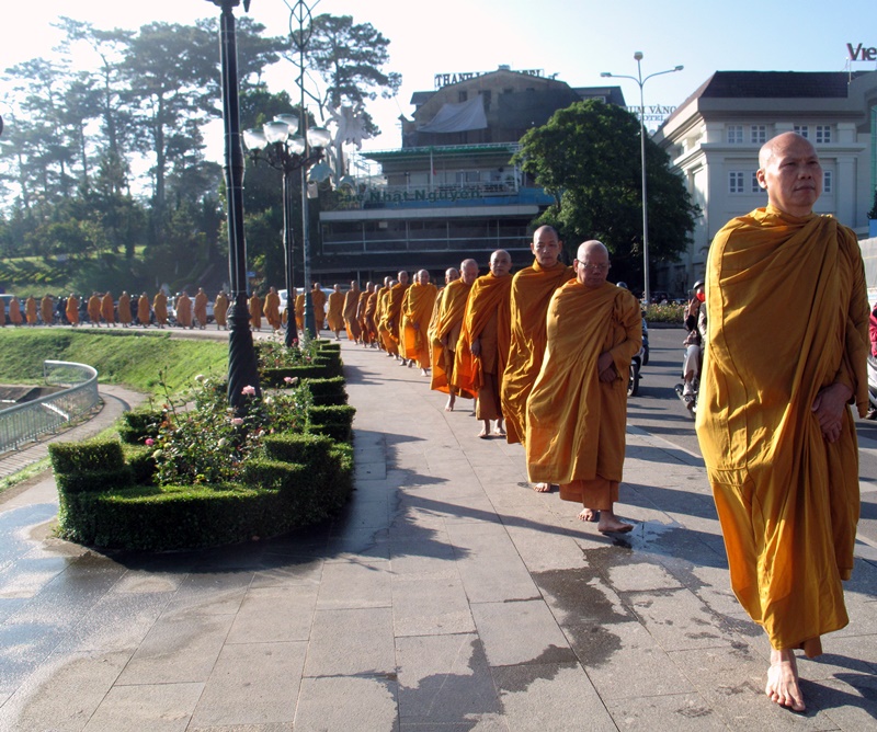 128 hành giả Hệ phái Khất sĩ thực hiện pháp tu trì bình khất thực tại Đà Lạt