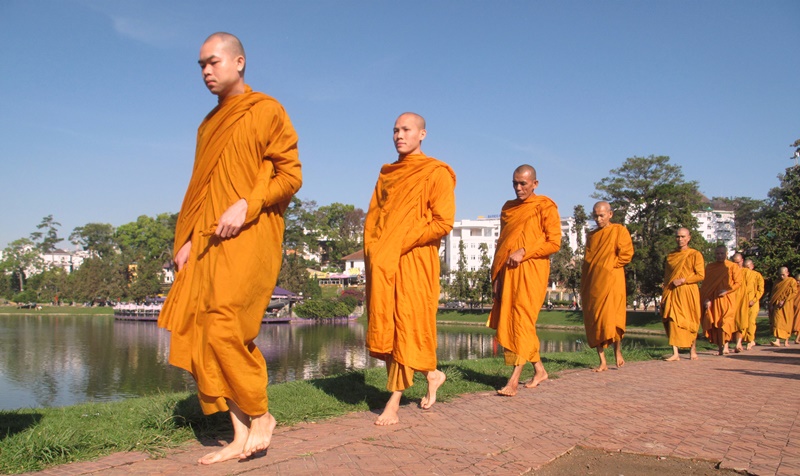 Bước chân khất sĩ