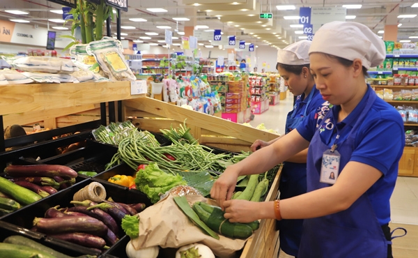 Siêu thị Coop Mart Bảo Lộc dùng lá chuối gói rau thay túi nilon