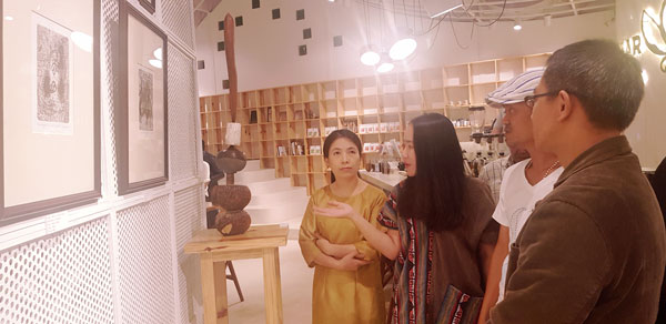Nghệ sỹ Thái Lan triển lãm tranh về cuộc sống của cây trái trong tự nhiên