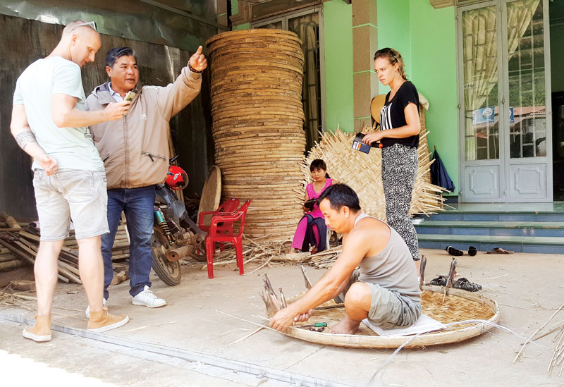 Cái nong, cái né... khiến khách Tây thích thú