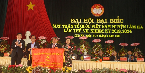 Bí thư Huyện ủy Lâm Hà Hoàng Thanh Hải trao bức trướng cho đại hội mang dòng chữ “ Đoàn kết - Đổi mới – Hiệu quả - Phát triển”