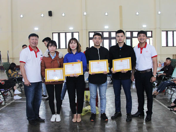 Hội Chữ thập thập đỏ tỉnh cũng trao tặng bằng khen cho tập thể, cá nhân có thành tích suất xắc trong phong trào hiến máu tình nguyện năm 2018