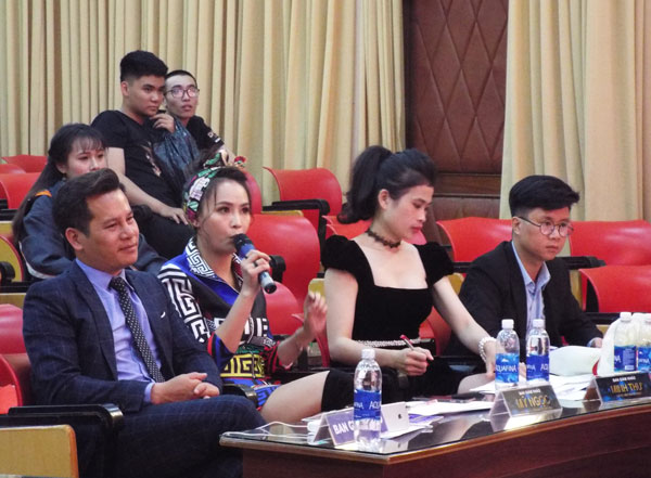 Ban giám khảo tận tình góp ý chuyên môn và khó khăn khi lựa chọn thí sinh đi tiếp vào vòng chung kết