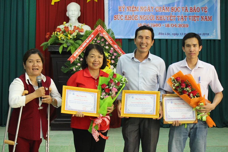 Hội Người khuyết tật TP Bảo Lộc tặng hoa và thư cảm ơn đối với các đơn vị đã đồng hành cùng hội
