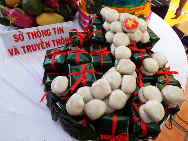 Mâm bánh chưng bánh dày của Sở Thông tin truyền thông mang biểu tượng bản đồ Việt Nam