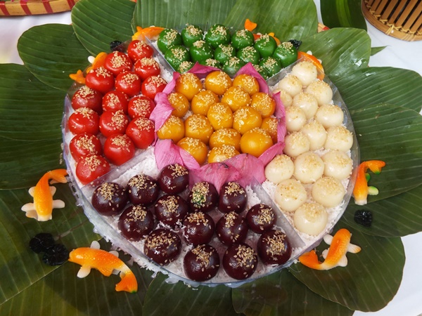 Mâm bánh chưng bánh dày của Văn phòng Tỉnh uỷ gây ấn tượng được làm từ hương sắc thiên nhiên