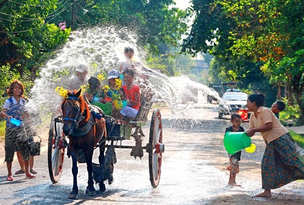 Người dân Myanmar tưng bừng đón Tết té nước Thingyan