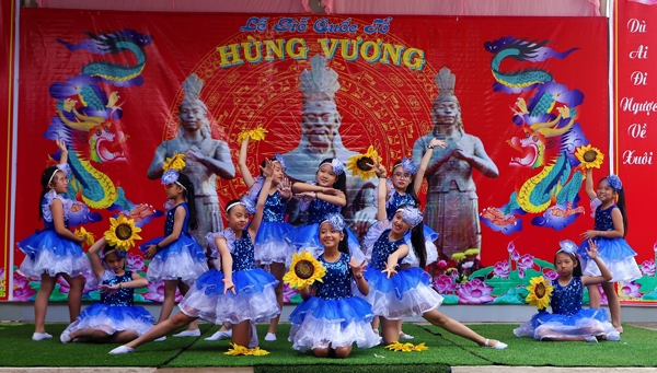 Văn nghệ tại ngày Giỗ Tổ Hùng Vương ở đình Kon Hinh