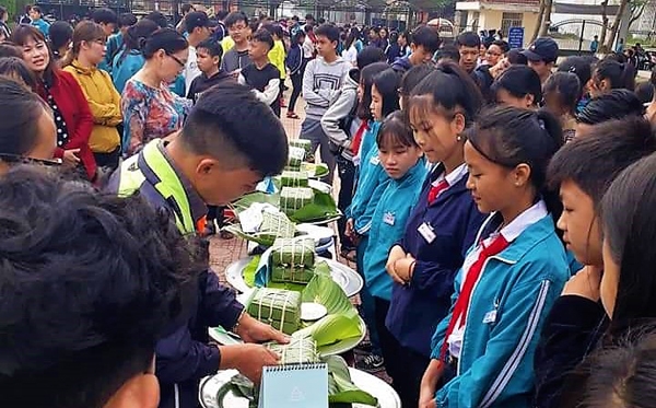 Thầy và trò trường THCS Hùng Vương thi gói bánh chưng dâng lên Quốc Tổ Hùng Vương