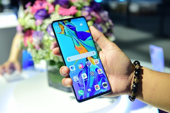 Huawei P30 Pro &quot;cháy hàng&quot; ngày mở bán