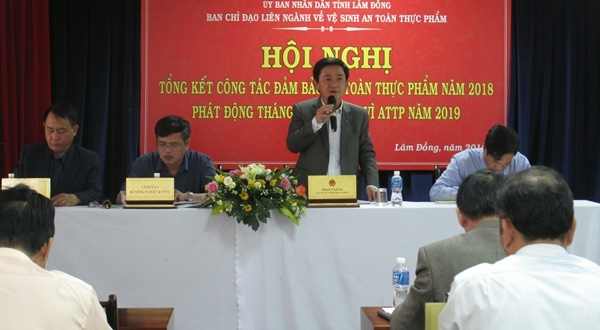 "Nói không với thực phẩm giả, kém chất lượng; Bảo vệ quyền lợi người tiêu dùng"