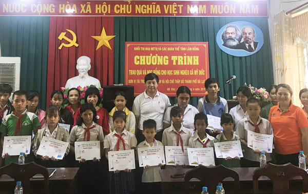 Trao quà và học bổng cho học sinh nghèo xã Mỹ Đức