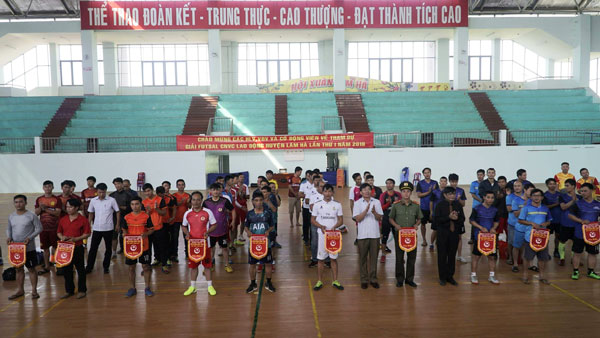 Các đồng chí lãnh đạo huyện Lâm Hà trao cờ lưu niệm cho các đội bóng về tham dự giải Futsal nam CNVC huyện Lâm Hà năm 2019