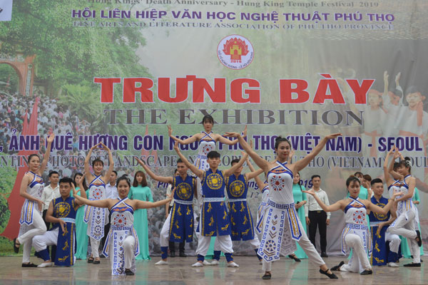 Văn nghệ khai mạc Triển lãm
