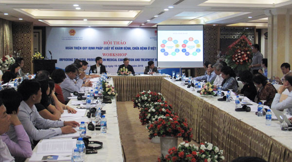 Đại diện Vụ Pháp chế - Bộ Y tế trình bày tổng quan cơ bản của Dự án Luật khám bệnh, chữa bệnh sửa đổi