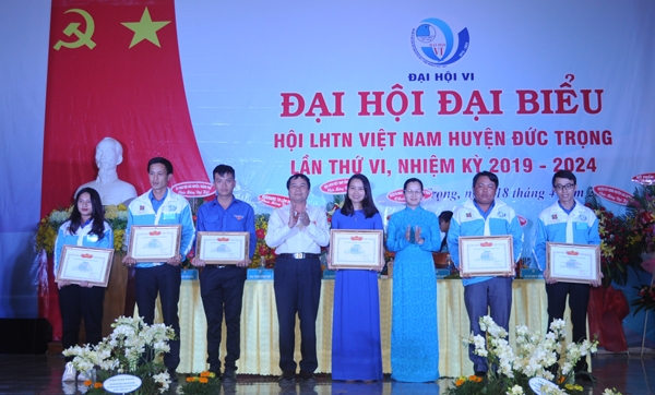 Tặng Bằng khen Hội LHTN VN tỉnh cho các tập thể và cá nhân