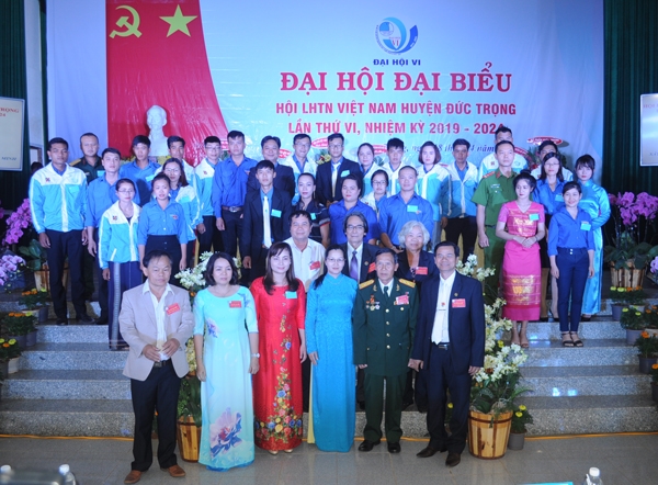 Ban Chấp hành Hội LHTN VN huyện Đức Trọng khóa mới chụp hình lưu niệm cùng đại biểu tham dự đại hội