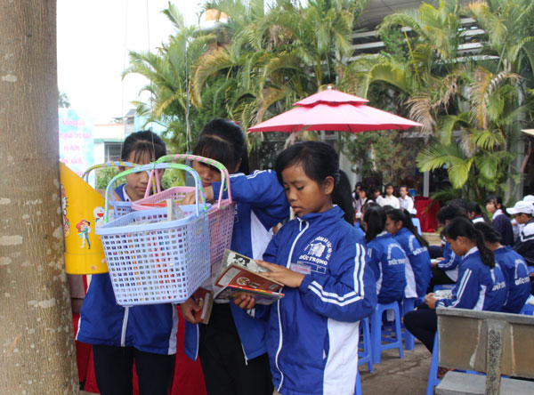 Tranh thủ tìm và đọc sách tại “Thư viện xanh”