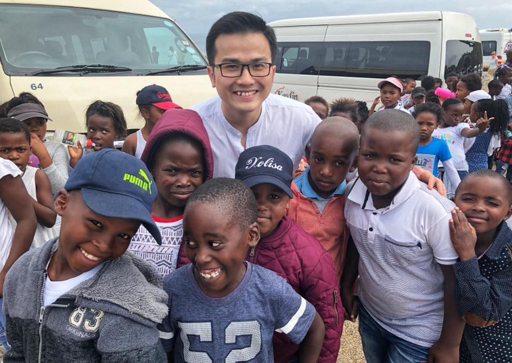 Trần Xuân Bách trong một chuyến đi đến Cape Town ở Nam Phi, anh rất quan tâm đến các vấn đề y tế cộng đồng.
