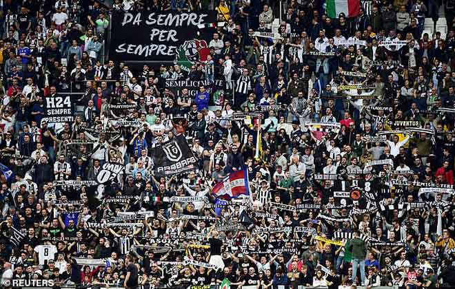 Không khí sôi động trên khán đài sân nhà Allianz khi Juventus chỉ cần hòa Fiorentina là sẽ sớm đoạt scudetto năm nay dù trước trận, nhiều tifosi còn treo ngược biểu ngữ nhằm phản đối BTC sân này tăng giá vé