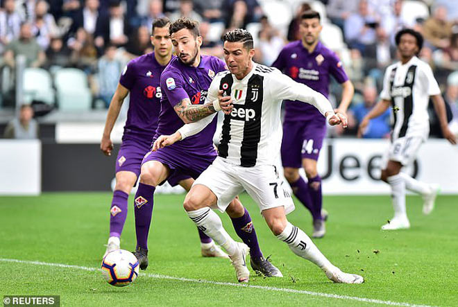 Ronaldo chơi khá xông xảo trên hàng công Juve dù bị đối phương theo kèm khá sát