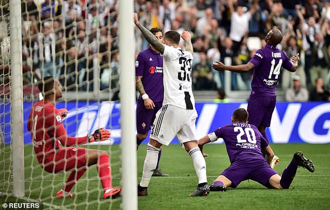 Phút 53, từ đường căng ngang khá khó chịu của CR7 từ cánh phải, trung vệ German Pezzella đã vô tình đá phản lưới nhà trong sự ngỡ ngàng của thủ môn đồng đội Alban Lafont giúp Juventus dẫn ngược Fiorentina 2-1