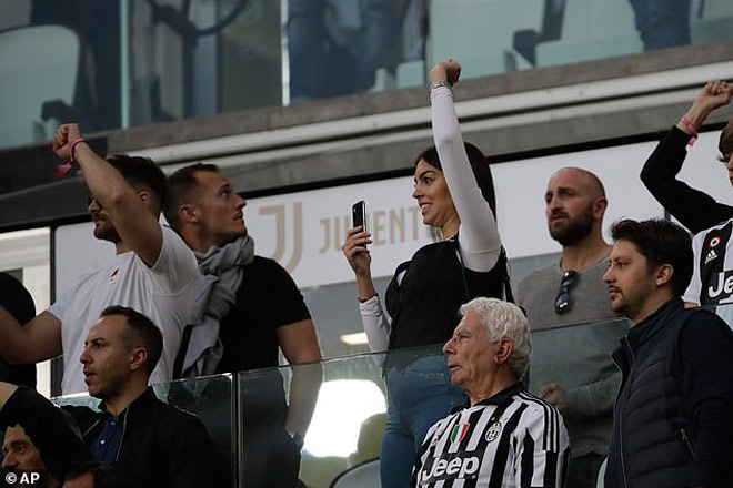 Từ trên khán đài sân Allianz, Georgina Rodriguez - mỹ nhân bạn gái Ronaldo ăn mừng đầy phấn khích cùng các tifosi