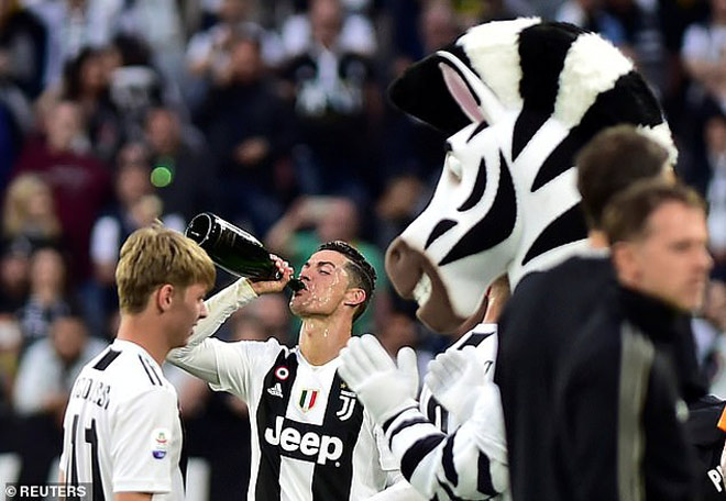 Sau trận đấu, Ronaldo đã ca hát cùng đồng đội và vui vẻ nói: 