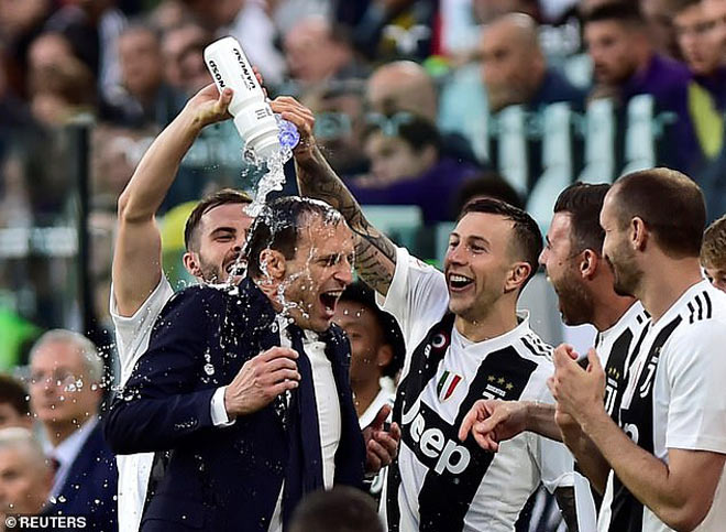 Tiệc sâm-panh đã được các cầu thủ Juve trút lên đầu ông thầy đáng kính ngay trên sân Allianz sau khi kết thúc trận đấu với Fiorentina.