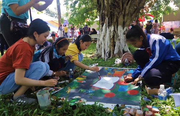 Các họa sĩ nhí tham gia vẽ tranh