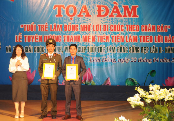 Trao giải cho các tác giả tham gia cuộc thi ảnh, video clip “Tuổi trẻ Lâm Đồng sống đẹp”