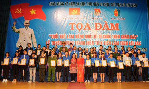 Tặng Bằng khen cho các thanh niên tiên tiến làm theo lời Bác