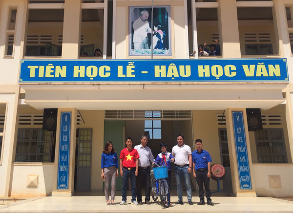 Trao quà cho học sinh có hoàn cảnh khó khăn
