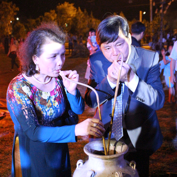 Giám đốc Sở VH - TT & DL tỉnh Lâm Đồng Nguyễn Thị Nguyên và Bí thư Thành ủy Bảo Lộc Nguyễn Văn Triệu thực hiện nghi thức khai ché rượu cần