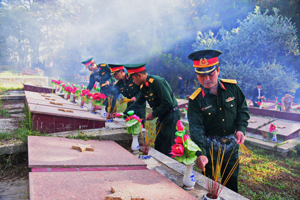 Thành kính thắp lên nén hương tri ân đến các Anh hùng liệt sỹ