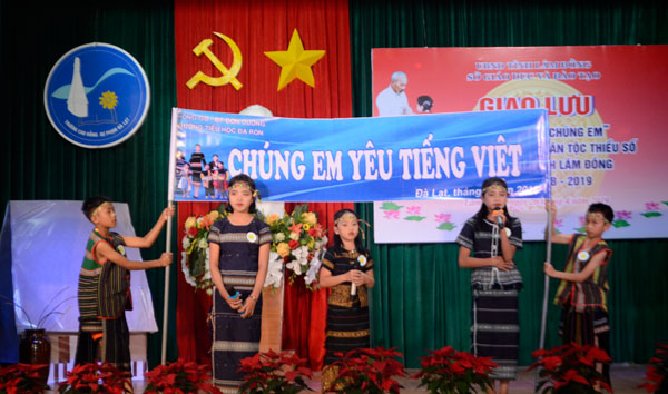 Phần giới thiệu của các đội về nét văn hóa dân tộc địa phương nơi các em sinh sống