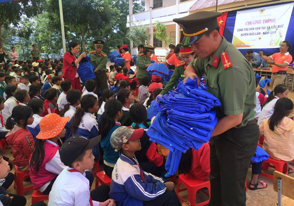 Công an tỉnh làm công tác dân vận tại vùng sâu Bảo Lâm