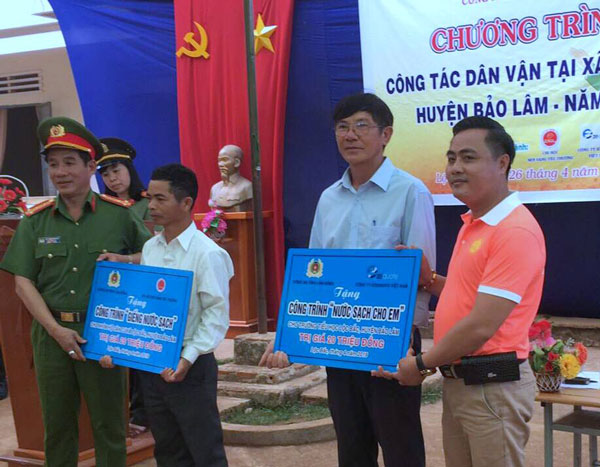 Công an tỉnh tặng công trình nước sạch cho cụm dân cư xã Lộc Bắc