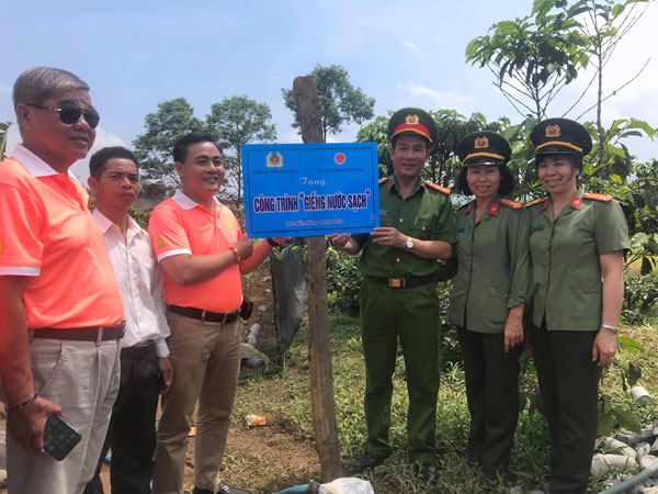 Trao tặng công trình giếng nước sạch cho trường học xã Lộc Bắc