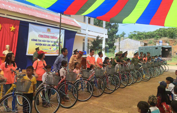 Chương trình dân vận Công an tỉnh trao tặng xe đạp cho học sinh nghèo vượt khó xã Lộc Bắc
