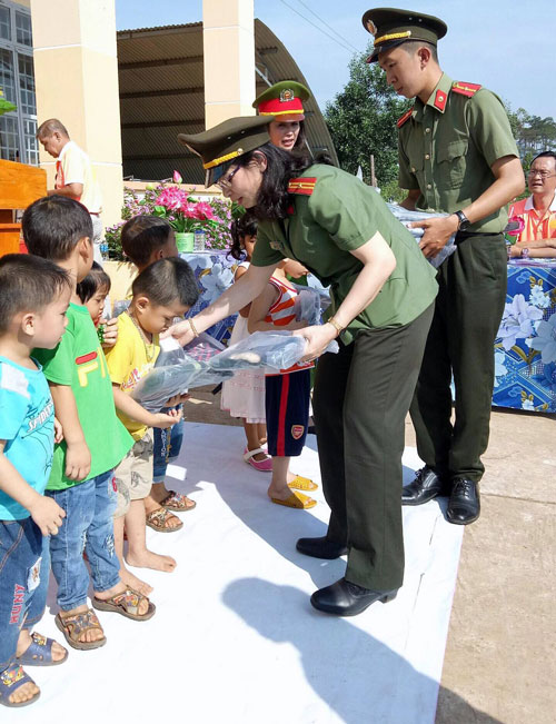''Nâng bước đến trường'' cho học sinh mầm non vùng DTTS