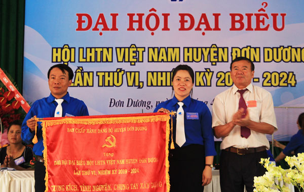 UBND huyện Đơn Dương chúc mừng Đại hội