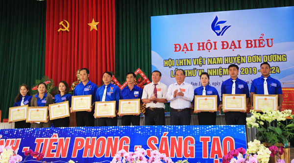 Tặng giấy khen của UBND huyện Đơn Dương cho các cá nhân và tập thể