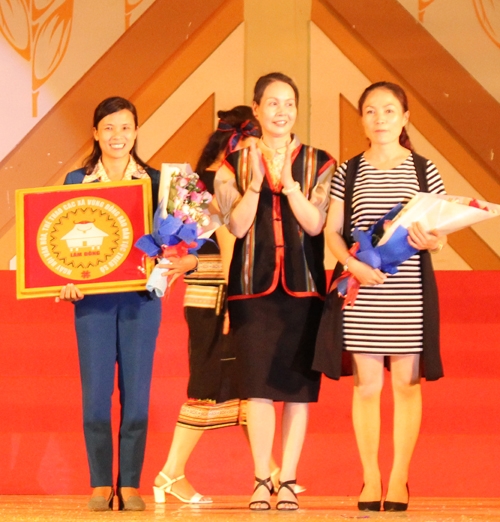 Bà Nguyễn Thị Bích Ngọc, Phó Giám đốc Sở VH - TT & DL tỉnh Lâm Đồng, tặng hoa cho Bảo Lộc, đơn vị đăng cai tổ chức Ngày hội Văn hóa - Thể thao các xã vùng dân tộc thiểu số tỉnh Lâm Đồng lần thứ III - năm 2019, và trao chiêng cho Di Linh, đơn vị sẽ đăng cai tổ chúc Ngày hội Văn hóa - Thể thao các xã vùng dân tộc thiểu số tỉnh Lâm Đồng lần thứ IV - năm 2020
