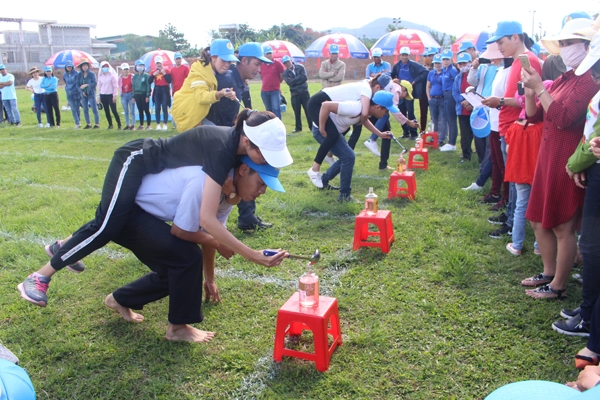 Tham gia trờ chơi đổ nước vào chai