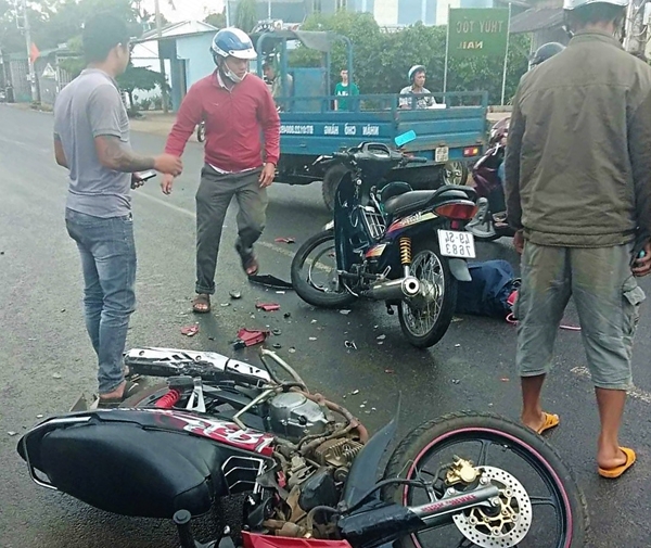 Hai xe máy đối đầu, 2 người thương vong
